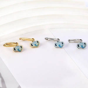 Dettaglio di orecchini a cerchio con pendente a elefante blu in oro e argento inox