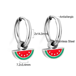 Dettaglio macro di ciondoli anguria su orecchini in acciaio inox con dimensioni