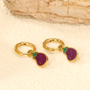 Dettaglio di orecchini a cerchio dorati con pendenti a melanzana viola e faccina