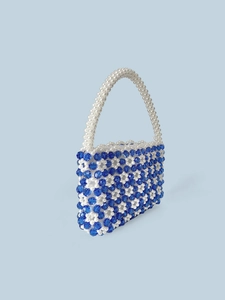 Handgefertigte blaue Blumen-Perlentasche mit weißen Griffen für den Vintage-Sommerurlaub