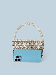 Handgefertigte Perlen-Handtasche mit grauen Kristallen und Handy zum Größenvergleich