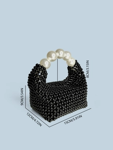 Sac à main artisanal en perles noires avec poignées en perles blanches et dimensions rétro