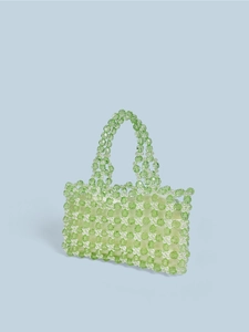Détail du sac à main artisanal en perles de cristal vert avec doublure en satin