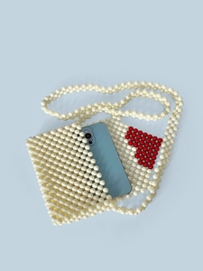 Sac à bandoulière fait main en perles blanches avec motif cœur rouge et bandoulière