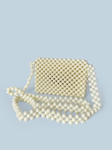 Détails du tissage complexe des perles et de la texture nacrée vintage du mini sac à bandoulière