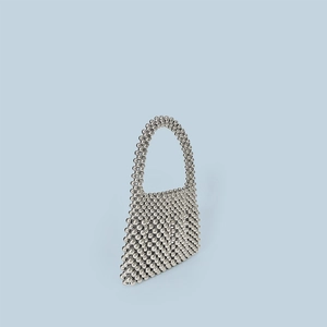 Détail d'un sac à main artisanal en perles argentées avec poignée et perles en métal