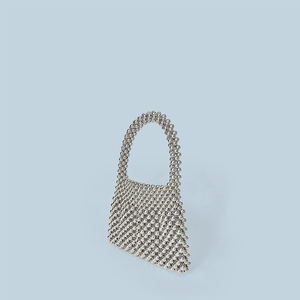 Vue détaillée d'un sac à main en perles argentées avec finition métallique et poignée