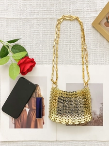 Mini sac à bandoulière en métal doré tressé avec bandoulière chaîne et décor