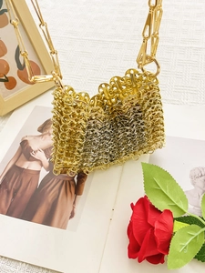 Sac à bandoulière chic en maille métallique dorée au design rétro 1969 avec chaîne