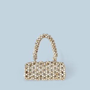 Détail du sac à main perlé fait main avec perles texture marbre et poignée arrondie
