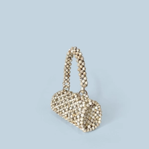 Vue détaillée du sac à main cylindrique perlé à la main avec texture marbrée et anneaux