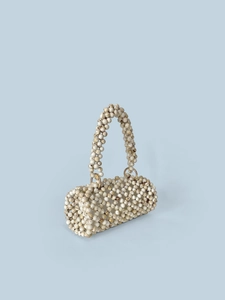 Sac à main seau artisanal en perles crème et marron avec détails d'anneaux dorés chics