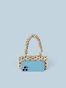 Mini sac à main perlé marron avec perles lustrées et poignée, montré avec un téléphone