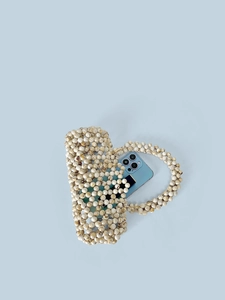 Sac à main artisanal en perles marbrées avec poignée ronde et accessoires du quotidien