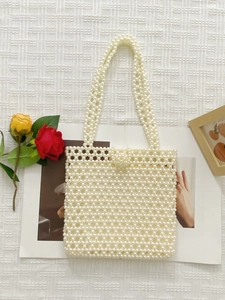 Borsa tote in perle fatta a mano con ciondolo a cuore su sfondo vintage curato