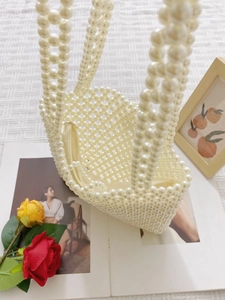 Elegante borsa tote in perle intrecciate a mano con cerniera in colore bianco crema