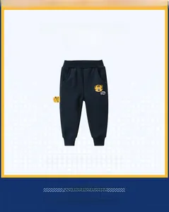 Détail du pantalon de jogging enfant bleu marine avec écussons tigre et queue en 3D