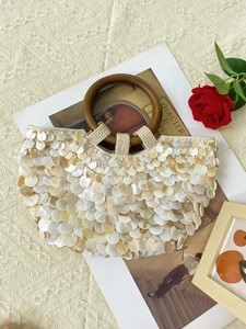 Sac à main artisanal en coquillages avec poignées en bois pour un style rétro chic