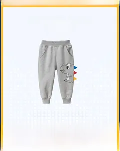 Détail du jogging gris enfant avec ailerons de dinosaure 3D et taille élastique
