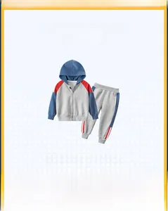 Detail von Kinder-Sportanzug in Grau mit Kapuzenjacke und Streifen in Rot und Blau