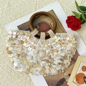 Borsa a mano artistica con paillettes champagne e manici circolari in legno naturale