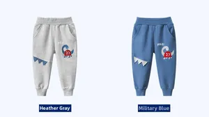 Détail du jogging enfant dinosaure en gris clair et bleu marine avec broderie Roar