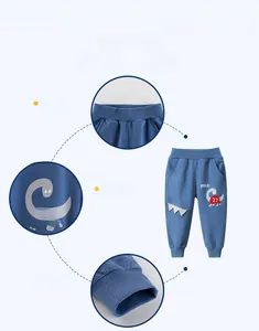 Détail du jogging en coton bleu pour enfant avec motifs dinosaures et texte roar