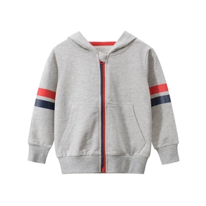 Kinder Kapuzenpullover in Grau mit Reißverschluss und rot-blauen Streifen am Ärmel