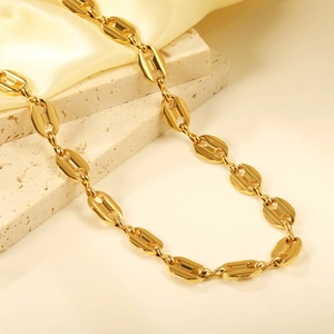 Collier maille grain de café en acier inoxydable doré 18 carats sur de la soie
