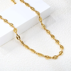 Gros plan détaillé du collier maillon grain de café en acier plaqué or 18 carats de luxe