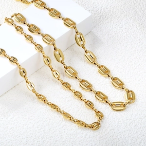 Collier chaîne grain de café en acier inoxydable plaqué or 18 carats sur socle blanc