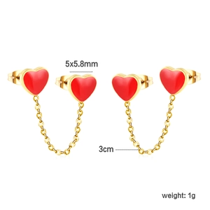 Detail van rode hartoorbellen met gouden ketting, afmetingen 5x5,8mm en 3cm kettinglengte