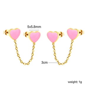 Detail van roze hart oorbellen met 3cm gouden ketting en afmetingen van 5x5,8mm