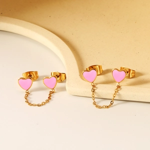 Dettaglio dell'orecchino a catena in oro per doppio buco con cuori in smalto rosa