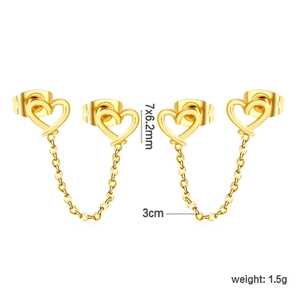 Detail van holle hartvormige oorbellen met dunne schakelketting en schroefsluiting