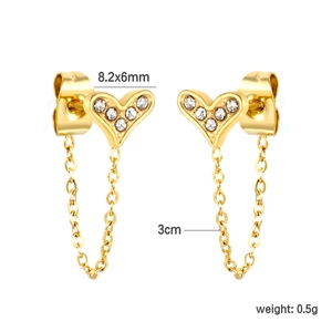 Detailweergave van de hartvormige gouden oorbel met zirkonia stenen en schakelketting design