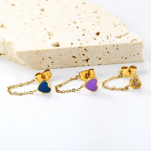 Orecchini a cuore dorati con smalto blu viola e dettaglio catena di cristalli
