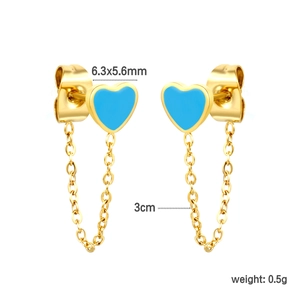 Detail van hart oorknoppen met blauw emaille en 3cm gouden ketting die de sluiting verbindt