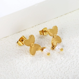 Elegante 18K vergoldete Schmetterling Ohrstecker mit weißen Perlenanhängern für Damen