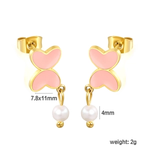 Makroaufnahme von Schmetterlings-Ohrsteckern mit rosa Emaille und 18K Gold beschichtet