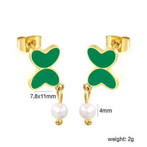 Details von vergoldeten Schmetterlingsohrringen mit grünem Emaille und 4mm weißer Perle