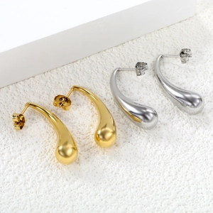 Boucles d'oreilles gouttes d'eau en acier inoxydable poli doré et argenté sur fond blanc