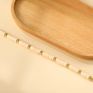 Bracciale bohémien in acciaio inossidabile con perle Heishi crema e accenti dorati