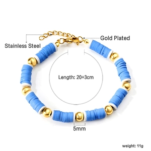 Dettaglio del bracciale in argilla blu con chiusura a moschettone in acciaio placcato oro