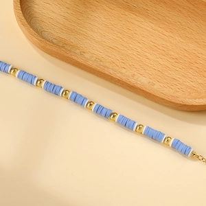 Bracciale stile boho con perle Heishi blu e bianche e dettagli in acciaio dorato