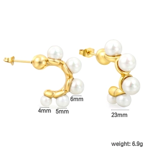 Boucles d'oreilles créoles C en acier doré à l'or 18 carats avec perles blanches variées