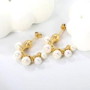 Boucles d'oreilles créoles en acier plaqué or 18K avec perles irisées en forme de C