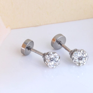 Vue macro de boucles d'oreilles barbell en acier inoxydable avec sphères en cristal