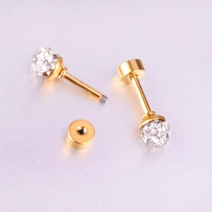 Boucles d'oreilles rondes dorées avec cristaux pavés et fermoir à vis sécurisé