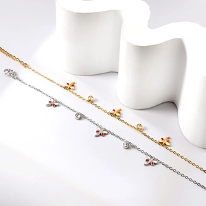 Détail de breloques libellules avec zircons blancs sur des bracelets en or et en argent